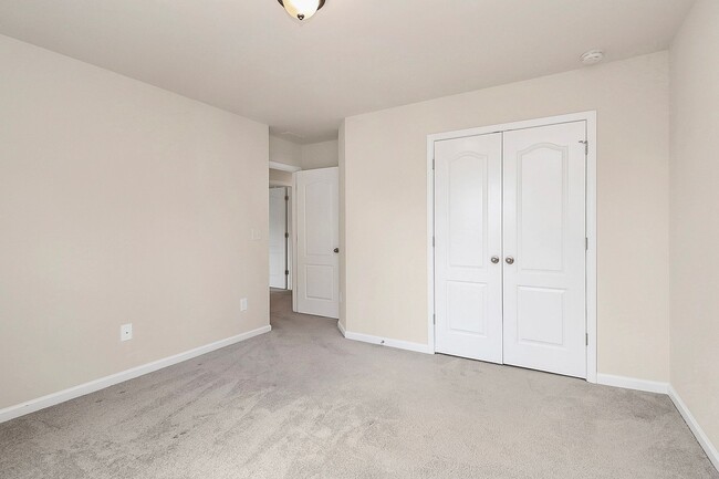 Building Photo - Welcome to this spacious 4 bedroom, 2.5 ba...