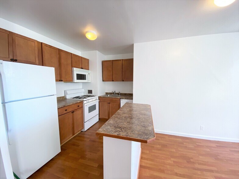 Primary Photo - 280 Marin Blvd