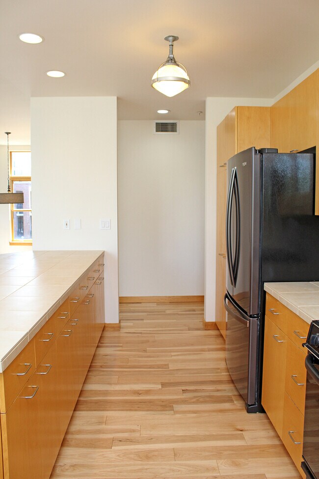 Building Photo - Spacious 2 Bedroom Corner Unit in Stylish ...