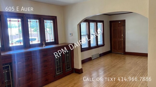 Building Photo - 605 E Auer-