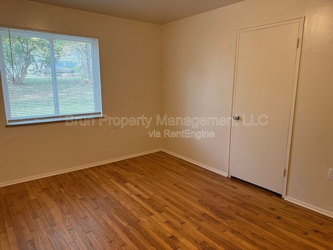 Building Photo - 3817 Woodlake Dr