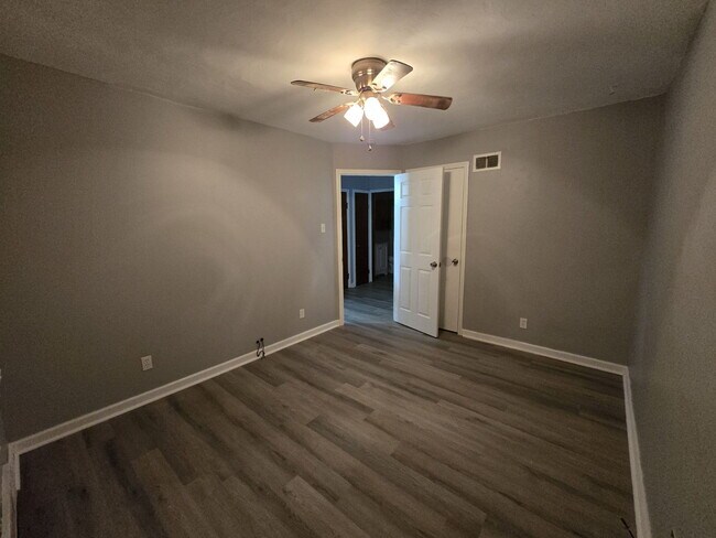 Building Photo - Spacious 3-Bedroom Rental in St. Louis! (Section 8 Welcome)