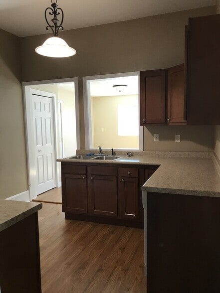 Kitchen - 621 Bluemont Ave