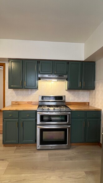 Kitchen Aid double oven - 3354 N Springfield Ave