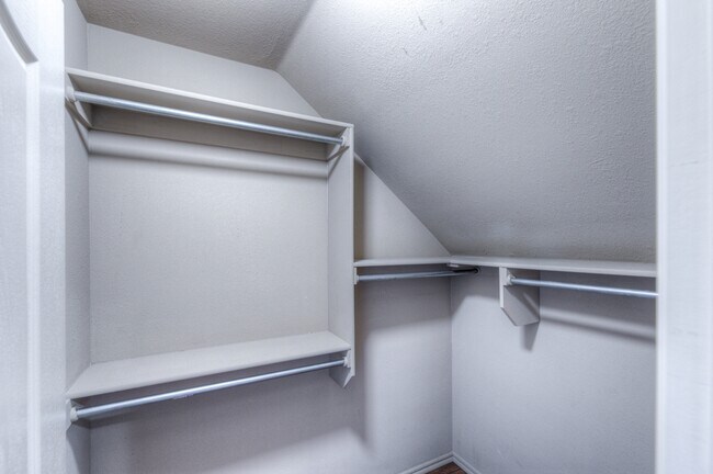 Building Photo - 1317 W Dover St