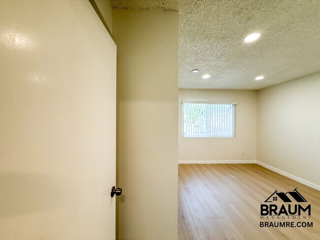 Building Photo - 4636 Laurel Canyon Blvd
