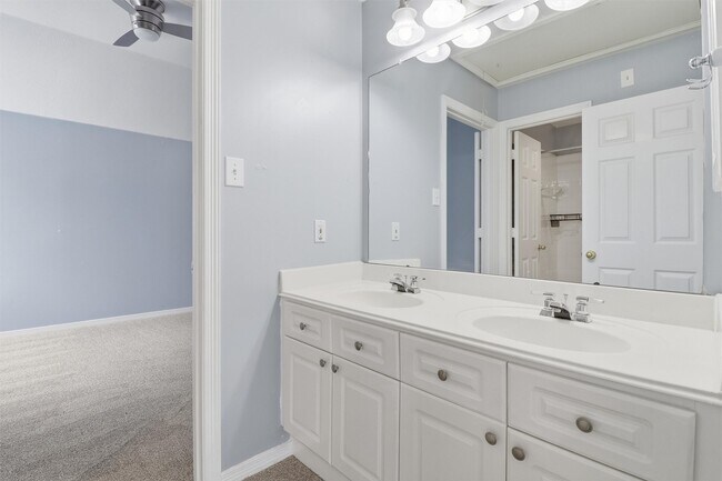 Building Photo - 201 Las Brisas St