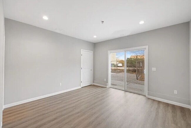 Building Photo - 550 Spring St