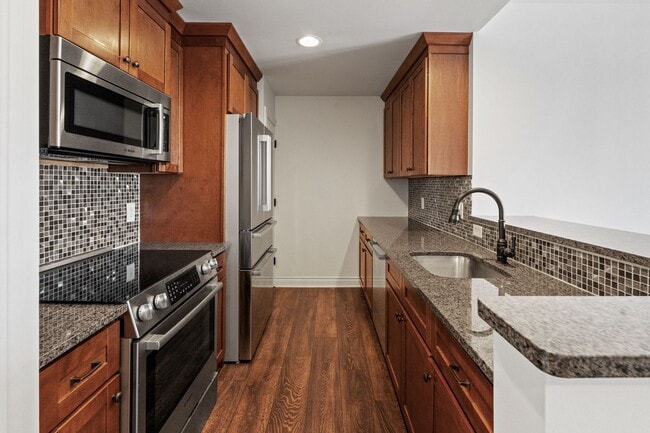 Building Photo - Exquisite Condo in Prime Plymouth Location