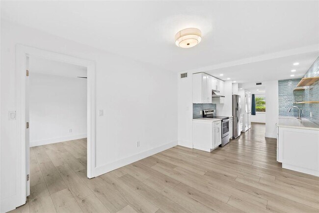 Building Photo - 4920 Locust St NE