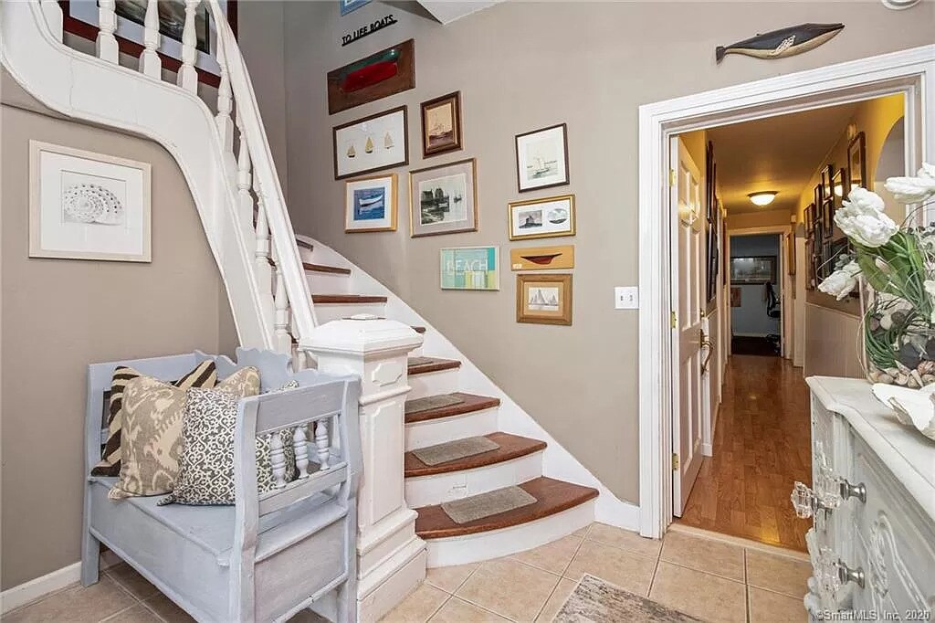 foyer - 83 Beaumont St