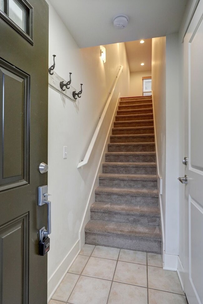 Building Photo - Elegant 2 Bedroom/1 Bath Town Home in Perf...