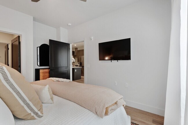 Building Photo - 303 31st Ave N