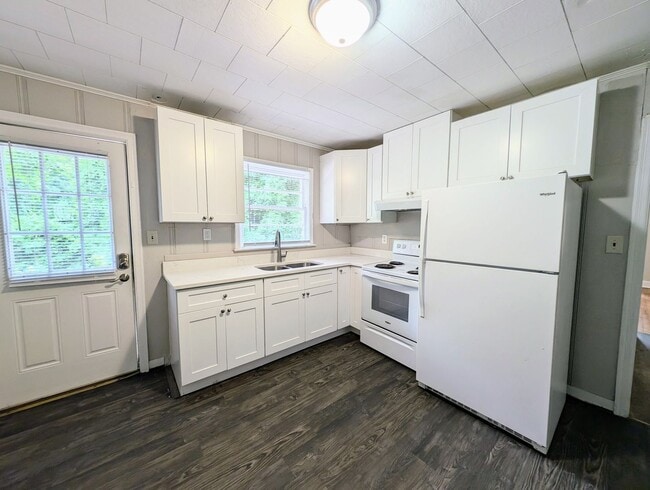 Building Photo - 213 E Weatherspoon St