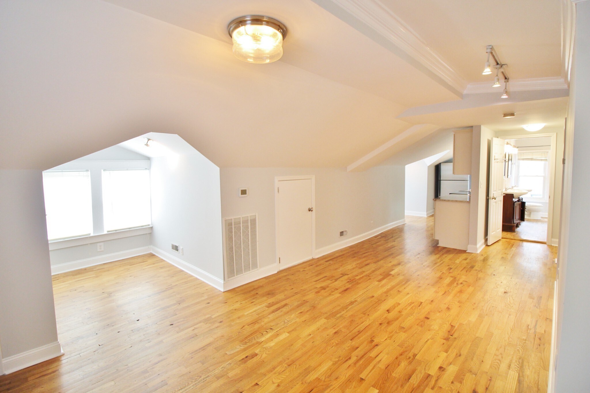 Building Photo - 1711 Villa Pl