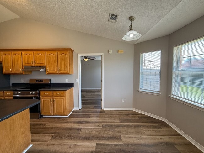 Building Photo - 3 bedroom 2 bath home with all new floorin...