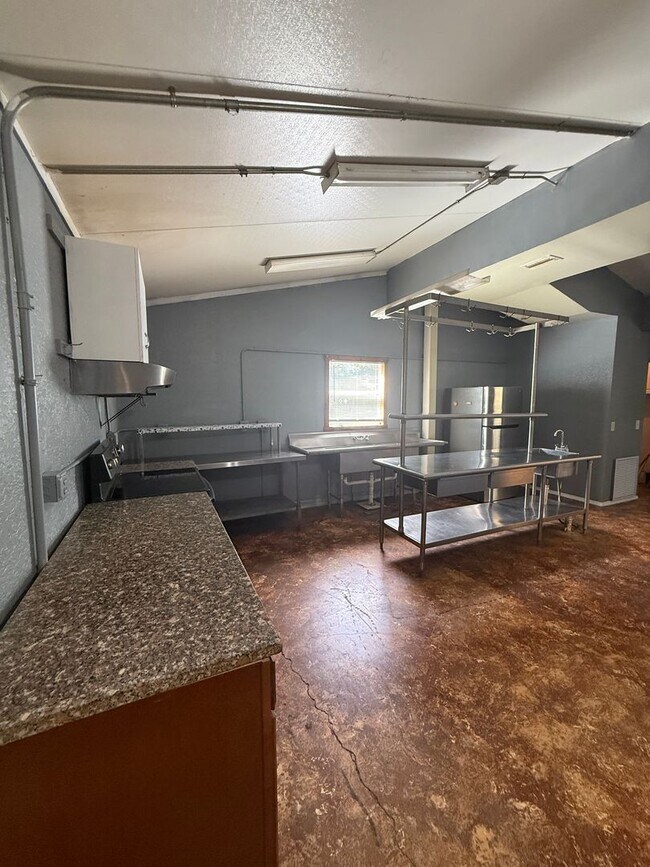 Building Photo - Spacious 4BR/3BA Home on Redmond Street – COMMERCIAL STYLE KITCHEN - Port Charlotte-$500 FIVE HUN...