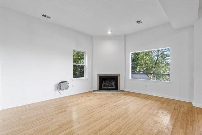 Building Photo - 1914 University Ave