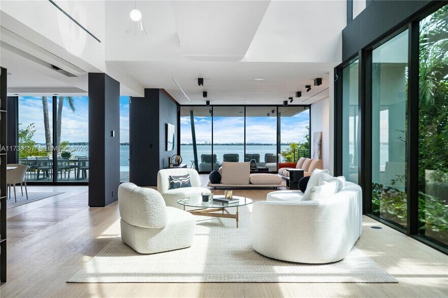 Building Photo - 1369 N Venetian Way