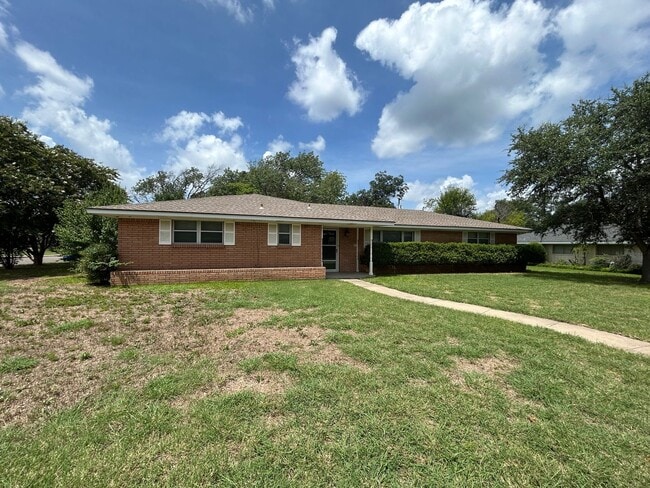 Building Photo - Beautiful Corner Lot Living