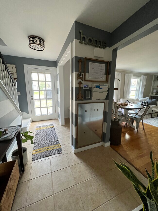 Building Photo - 1735 Crestview Dr