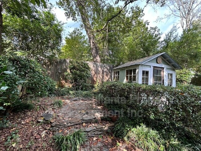 Building Photo - 2461 Lyndhurst Ave