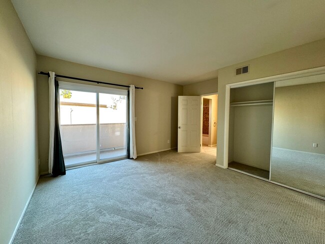 Building Photo - Spacious Multi-Level Townhouse w/hwd flrs,...