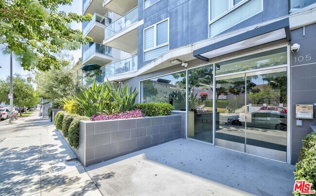 Building Photo - 105 S Mariposa Ave