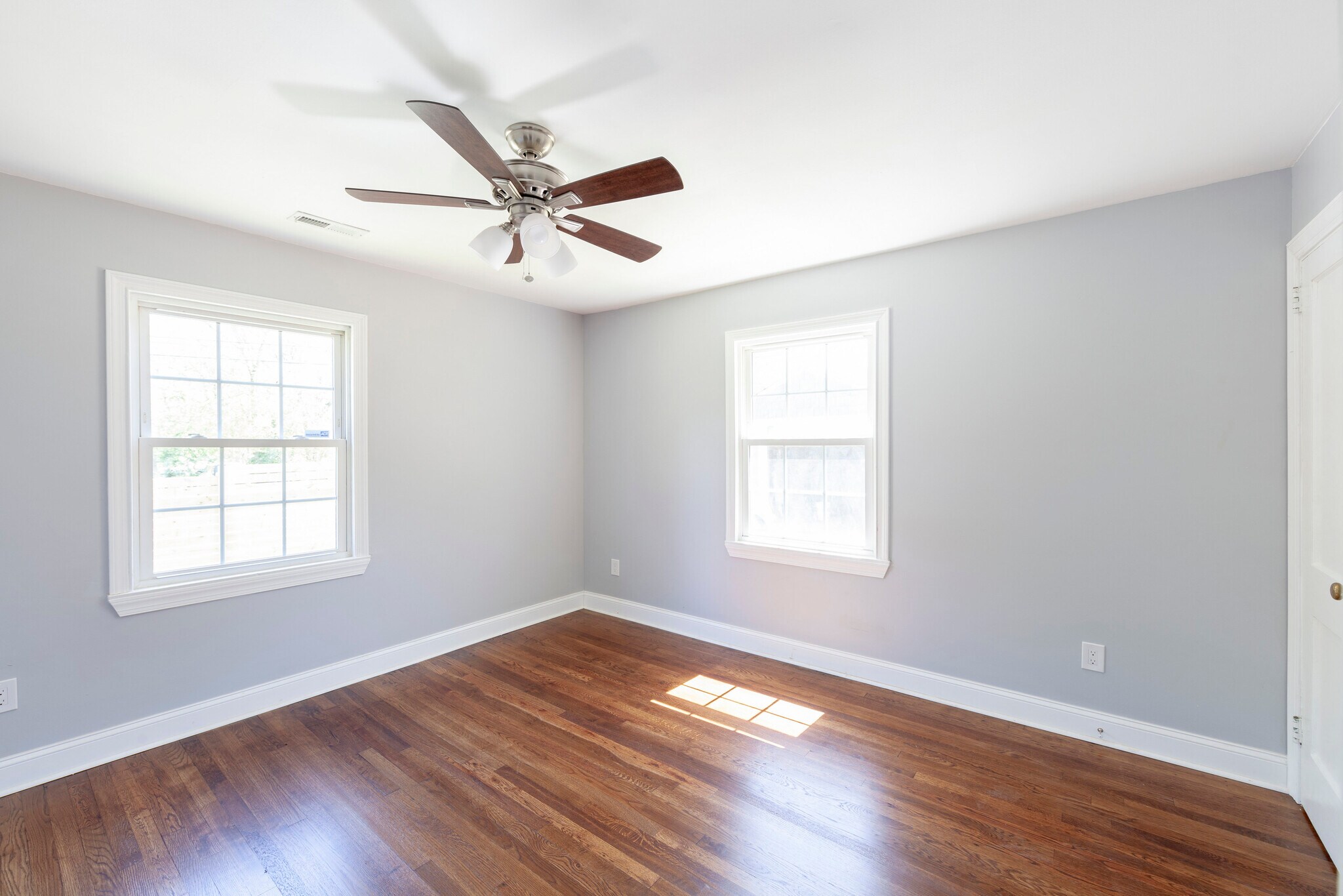 Front Bedroom - 2660 Roslyn Ave