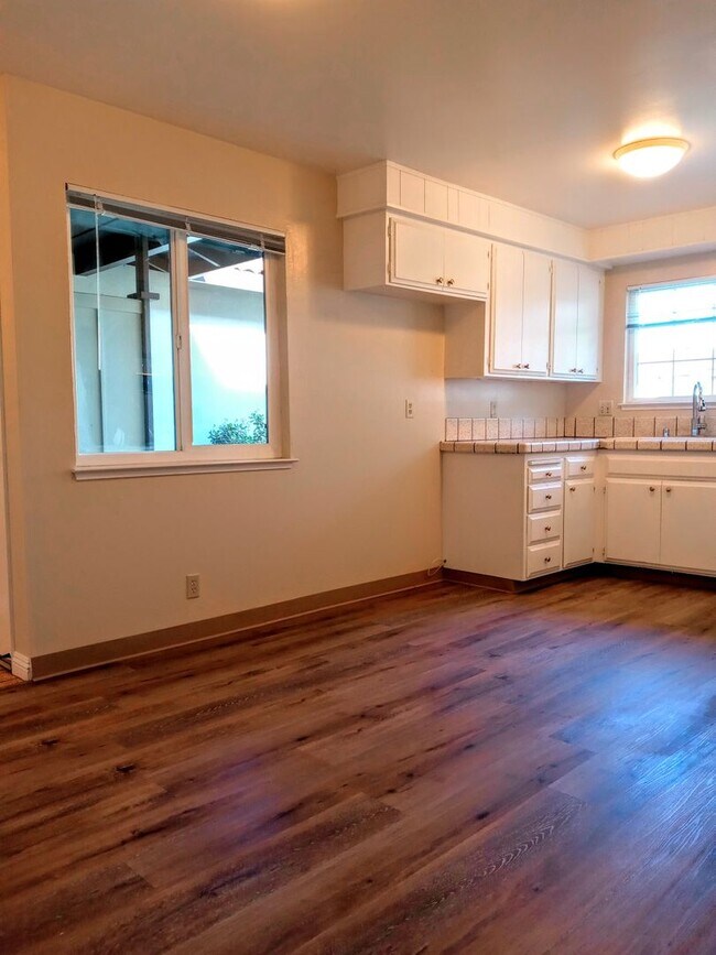 Building Photo - Charming 2bd Duplex With Private Yard & Garage