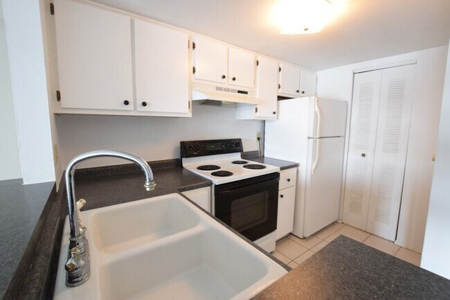 Building Photo - 576 Orange Dr