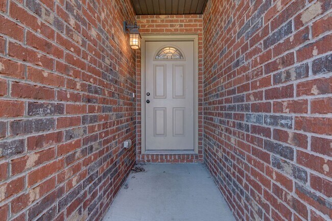 Building Photo - Beautiful all brick 3 bed 2 bath house in ...