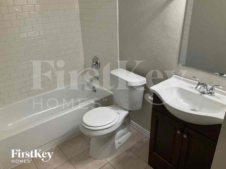 Building Photo - 1005 Loving Trail