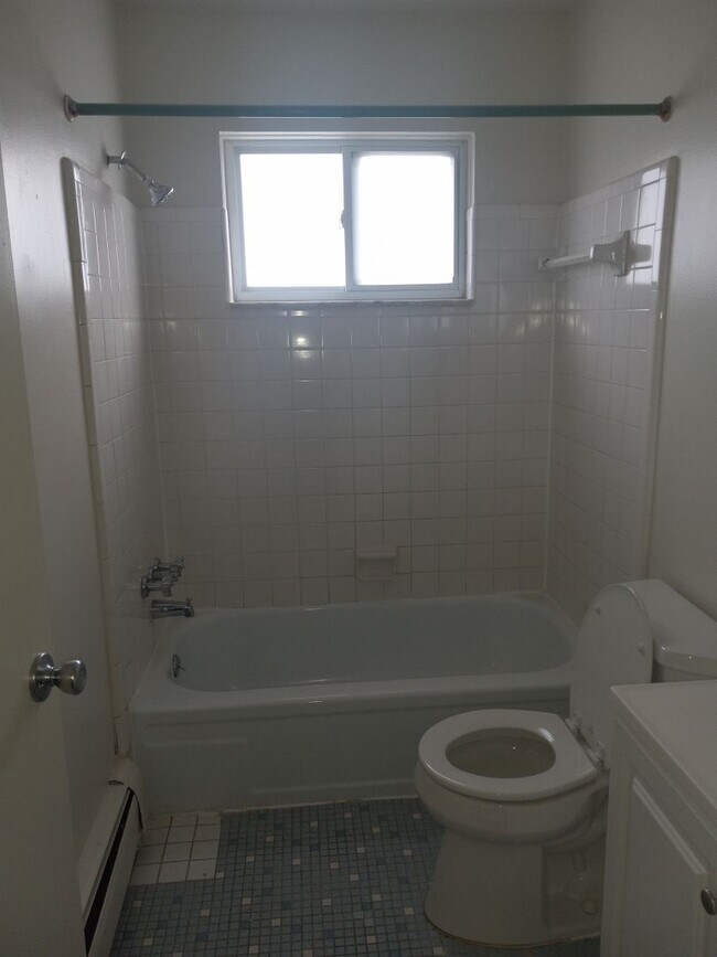 Building Photo - Newly renovated spacious 1 bedroom