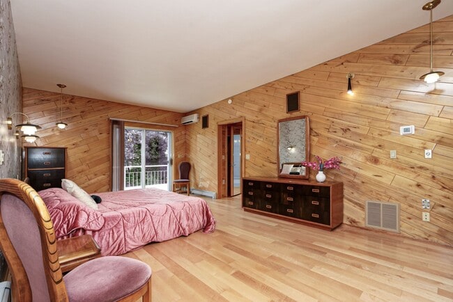 Building Photo - Luxury Riverfront Home