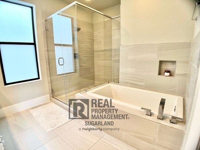 Building Photo - Luxurious Three Story Townhome!