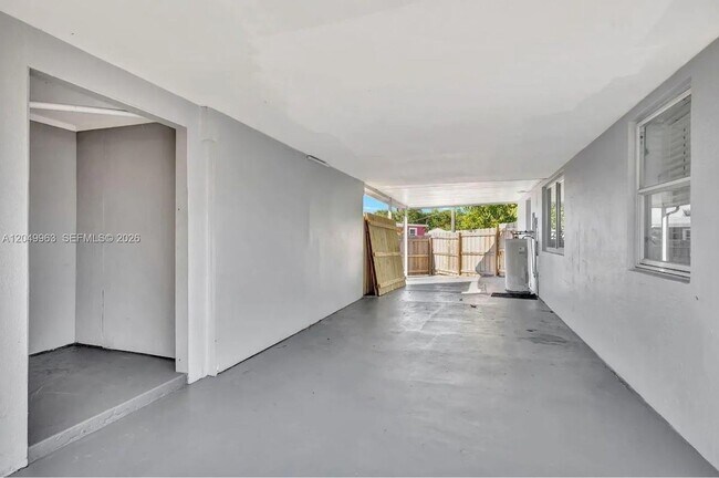 Building Photo - 1008 Elm Rd