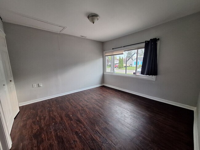 Building Photo - Ready to be your next home!  Three bedroom ranch is beautiful Roseville