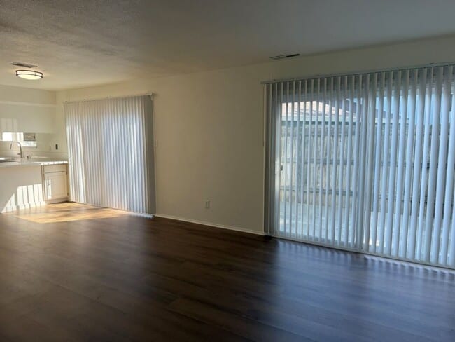 Building Photo - Updated Knollwood Condo with Community Pool