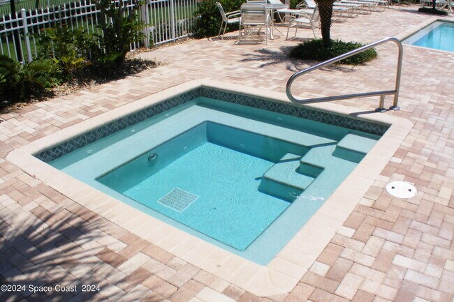 Building Photo - 7048 Sevilla Ct