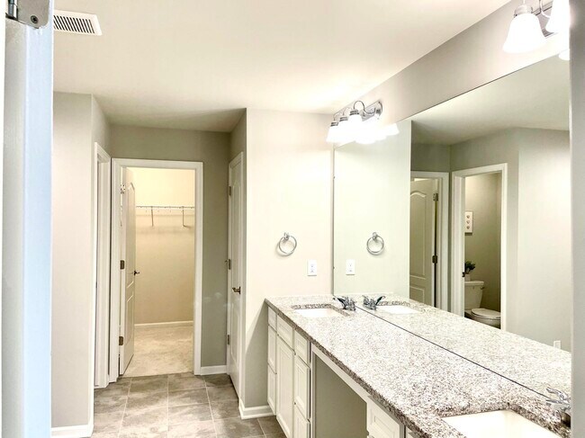 Building Photo - 2835 Dillon Dr