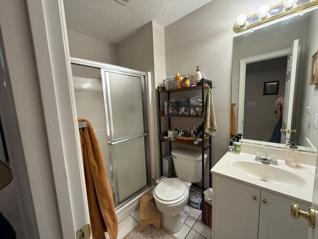 Building Photo - Great 2 Bedroom 2 Bath Townhouse with Garage