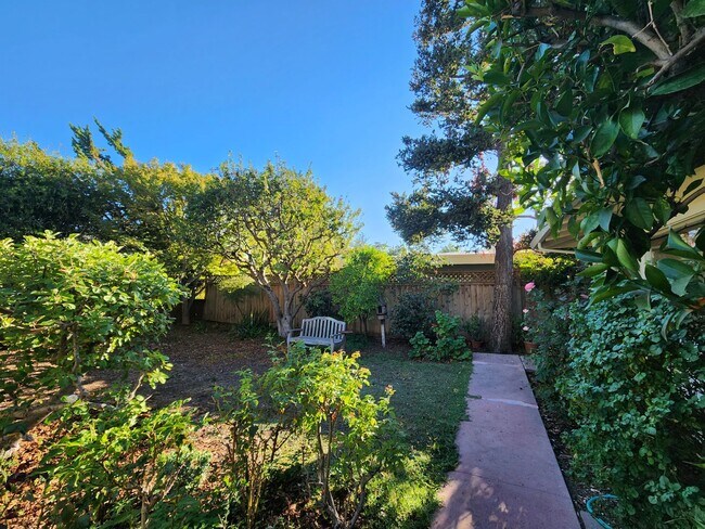 Building Photo - Charming three-bedroom, two-bath home in Midtown Palo Alto.