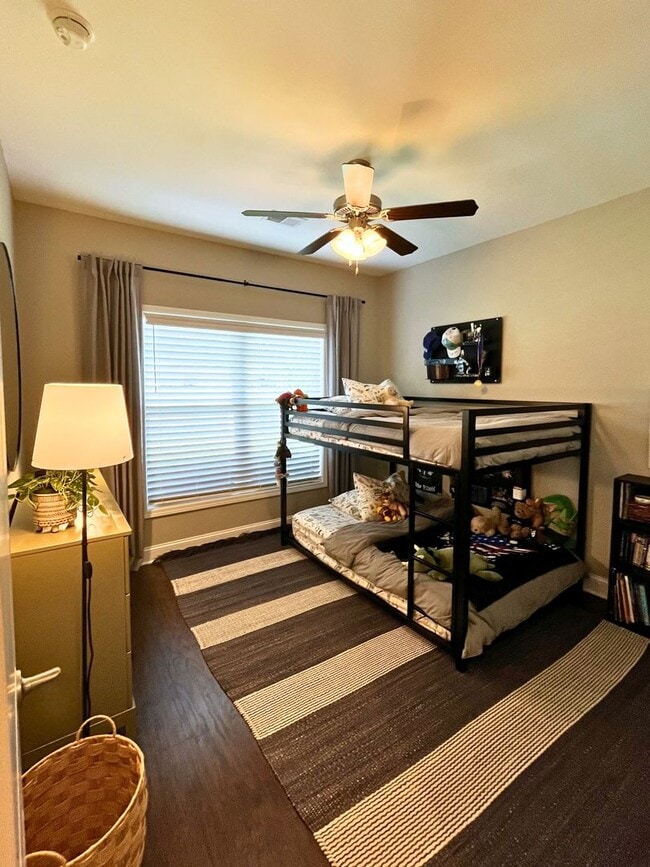 Building Photo - 3/2 with amazing community amenities!