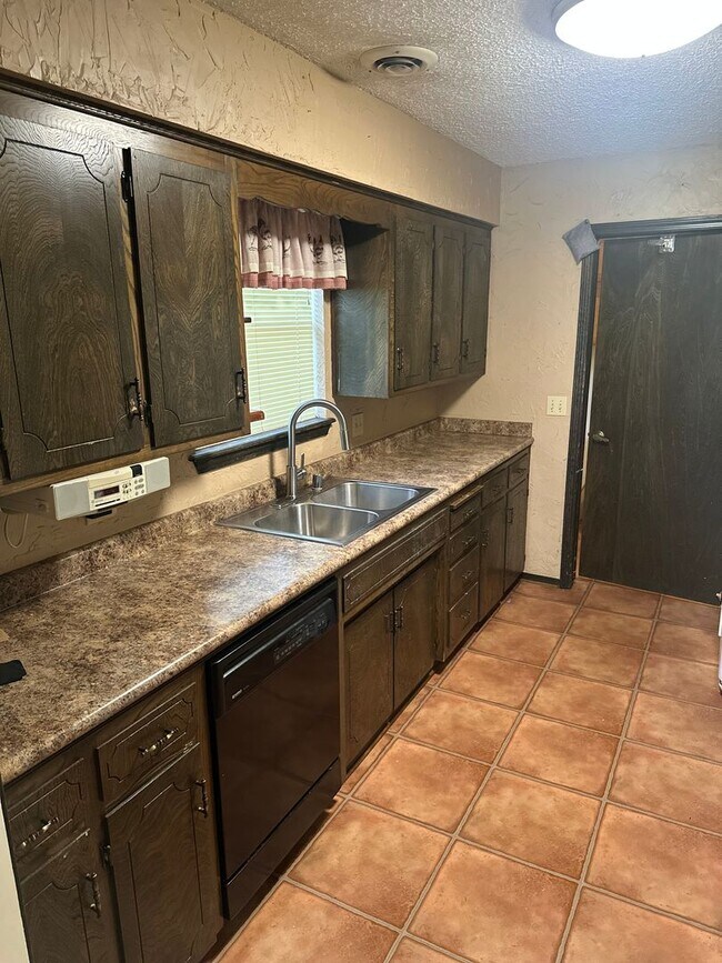Building Photo - Available Now!  3-Bedroom, 2-Bathroom Spri...