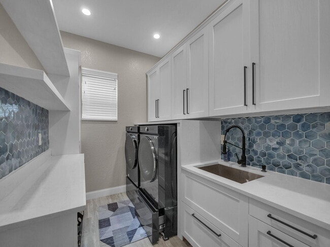 Building Photo - 8703 Club Estates Way