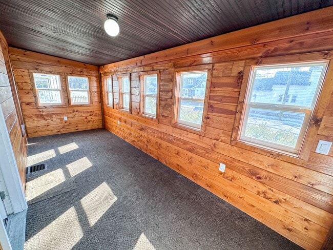 Building Photo - 703 Spencer St NE