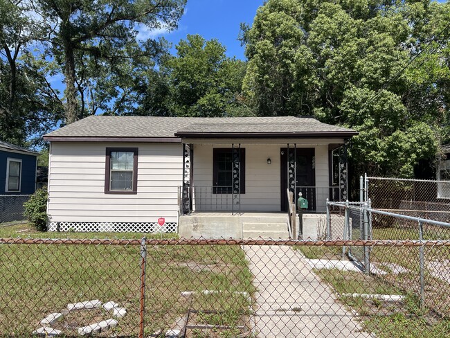 Building Photo - 2110 Brackland St