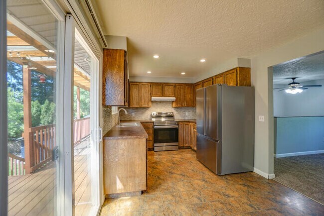 Building Photo - THREE BEDROOM NEAR LENA PARK