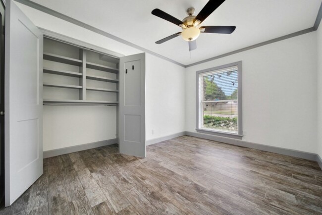 Building Photo - 10042 Briar Forest Dr